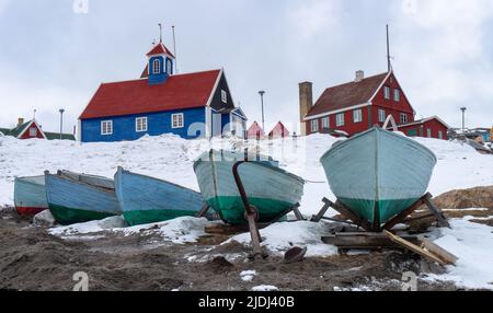 sisimiut grönland mit blauer bethel-Kirche und Fischerbooten gronland-Landschaft Stockfoto