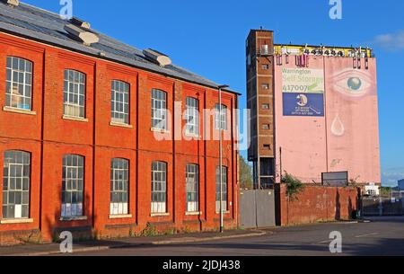 Warringtons rosa Auge mit Blick auf das Stadtzentrum, GT Sankey, Cheshire, England, Großbritannien, WA5 Stockfoto