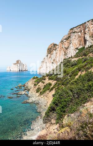 Die felsige Insel Pan di Zucchero erhebt sich aus dem blauen Mittelmeer vor der Klippe bei Masua im Südwesten Sardiniens Stockfoto