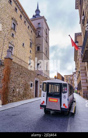Touristenzug, um die schöne mittelalterliche Stadt Toledo, Spanien zu besuchen. Stockfoto
