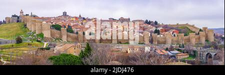 Panoramablick auf die befestigte und mittelalterliche Stadt auf einem Hügel. Ávila, Spanien. Stockfoto