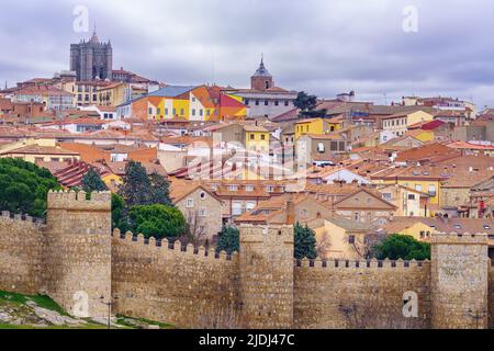 Luftaufnahme der befestigten und mittelalterlichen Stadt auf einem Hügel. Ávila, Spanien. Stockfoto