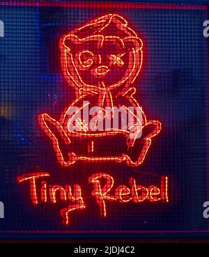 Winziges Rebel Neon Schild, vor 25 Westgate St, Cardiff, Cymru, UK, CF10 1DD - winziges Rebel, Brauerei, Bar Stockfoto