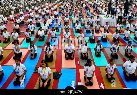 Mumbai, Maharashtra, Indien. 21.. Juni 2022. Menschen feiern den Internationalen Yoga-Tag in Mumbai, Indien. (Bild: © Indranil Aditya/ZUMA Press Wire) Stockfoto