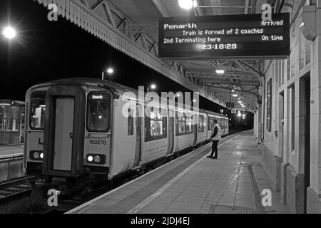 Cardiff Central Bahnsteig 6b, letzte Nacht TFW-Zug, nach Barry Island, Cardiff Central, Central Square, Cardiff, WALES, GROSSBRITANNIEN, CF10 1EP Stockfoto