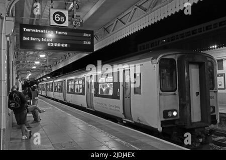 Cardiff Central Bahnsteig 6b, letzte Nacht TFW-Zug, nach Barry Island, Cardiff Central, Central Square, Cardiff, WALES, GROSSBRITANNIEN, CF10 1EP Stockfoto