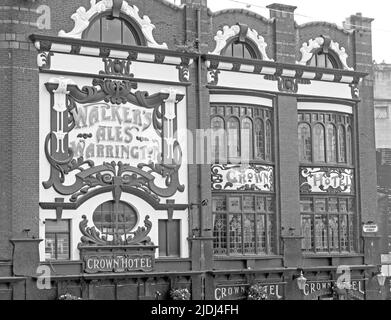 The Crown Hotel, Walkers Ales aus Warrington, 43 Lime Street , Liverpool, Merseyside, England, L1 1NY in BW Stockfoto