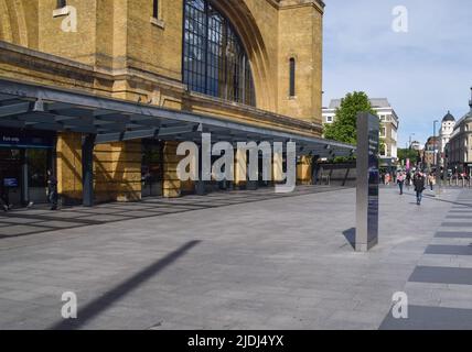 London, Großbritannien. 21.. Juni 2022. Eine sehr ruhige King's Cross Station, normalerweise einer der belebtesten Bahnhöfe in London, am ersten Tag des größten landesweiten Eisenbahnstreiks seit 30 Jahren in Großbritannien. Kredit: Vuk Valcic/Alamy Live Nachrichten Stockfoto