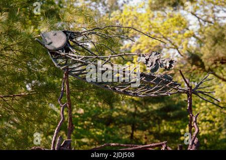 Akadische Gyro-Bronzeskulptur von Hector H. MacDonald im deCordova Sculpture Park und Museum. Lincoln, Massachusetts, USA. Stockfoto