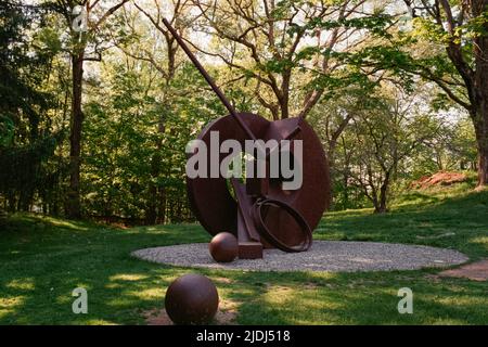 Donut mit 3 Kugeln Skulptur Installation von Fletcher Benton im deCordova Sculpture Park und Museum. Lincoln, Massachusetts, USA. Stockfoto