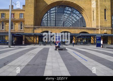 London, Großbritannien. 21.. Juni 2022. Eine sehr ruhige King's Cross Station, normalerweise einer der belebtesten Bahnhöfe in London, am ersten Tag des größten landesweiten Eisenbahnstreiks seit 30 Jahren in Großbritannien. Kredit: Vuk Valcic/Alamy Live Nachrichten Stockfoto