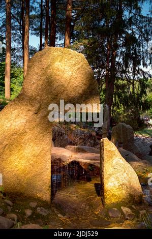 Rain Gates Skulptur und Wasserinstallation von Ron Rudnicki im deCordova Skulpturenpark und Museum. Lincoln, Massachusetts, USA. Stockfoto