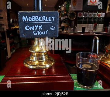 Traditionelle Country-Brauerei, echtes Bier, Handpumpe mit Mobberley-Brauerei, Onyx Stout 5 %, dunkles Portier-Bier, im Appleton Thorn Village Hall, Cheshire Stockfoto