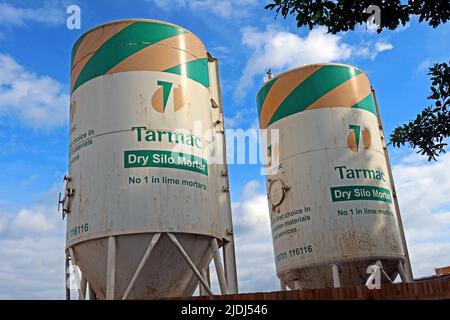 Zwei funktionierende Tarmac Dry Silo Mörteltrichter auf einer Baustelle in Warrington, Cheshire, England, Großbritannien Stockfoto