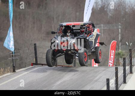 KOCAELI, TÜRKEI - 26. DEZEMBER 2021: UTV-Auftritt während der türkischen Rallycross-Meisterschaft. Stockfoto