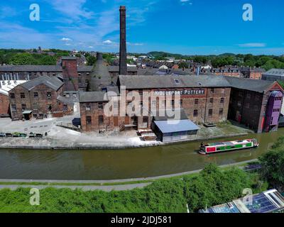 Der Caldon-Kanal und die Töpferei von Middleport mit einer versunkenen Lufttrohne Stockfoto