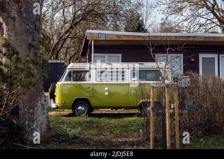 Sierksdorf, Deutschland - 03 31 2022: VW T2 Campingbus vor einem Holzhaus Stockfoto