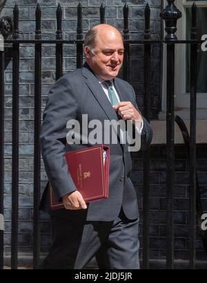 London, England, Großbritannien. 21.. Juni 2022. Verteidigungsminister BEN WALLACE wird nach einer Kabinettssitzung gesehen, wie er die Downing Street 10 verlässt. (Bild: © Tayfun Salci/ZUMA Press Wire) Stockfoto