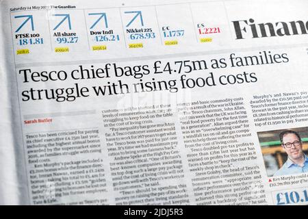 „Der Chef von Tesco trägt £4,75 Millionen, während Familien mit steigenden Lebensmittelkosten zu kämpfen haben“, titelt die Zeitung „Guardian Financial Cost of Living“, 14. Mai 2022 London, Großbritannien Stockfoto