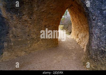 Tunnel, der in dem Steingestein gebildet wurde, der von der Zeit in der verzauberten Stadt Cuenca erodiert wurde. Stockfoto