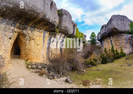 Große verwitterte Felsen mit Tunnel, der sich in dem riesigen verwitterten Stein gebildet hat. Verzauberte Stadt Cuenca. Stockfoto