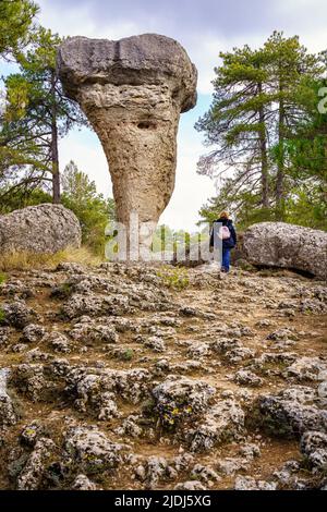 Frau, die neben der unglaublichen erodierten Felsformation der Enchanted City of Cuenca läuft. Stockfoto