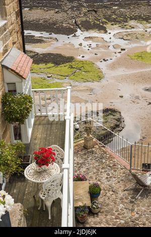 Schöner Holzbalkon mit Blick auf den Steinbalkon mit Blick auf den Strand, Robbin Hood's Bay Village, North Yorkshire Coast, England, Großbritannien Stockfoto