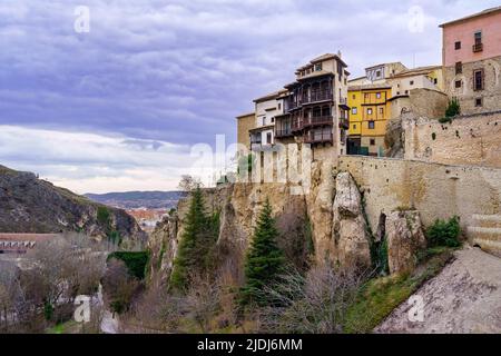 Hängende Häuser von Cuenca über der Schlucht durch den Fluss im Laufe der Jahrhunderte erodiert, Spanien. Stockfoto