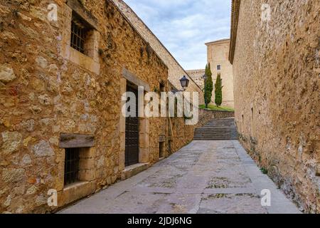 Alte Gasse mit mittelalterlichen Steinhäusern in der Stadt Cuenca, Spanien. Stockfoto
