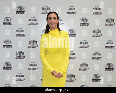 Mailand, Italien. 21.. Juni 2022. Mailand, Italien Caterina Balivo führt an, wer meine Mutter heiraten will? Eine neue Dating-Show ausgestrahlt auf TV8 auf dem Foto: Caterina Balivo PRADA Kleid und Schuhe Kredit: Unabhängige Fotoagentur/Alamy Live News Stockfoto