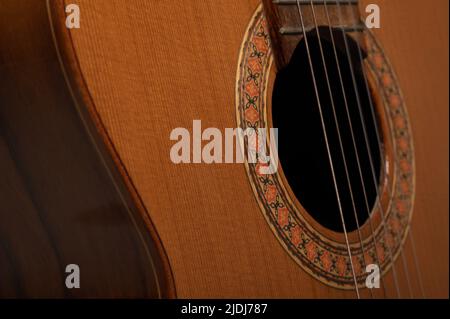 Klassischer Gitarrenkörper und Klangloch aus nächster Nähe Stockfoto