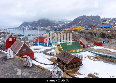 sisimiut grönland Panorama Stadtlandschaft mit bunten Häusern Stockfoto