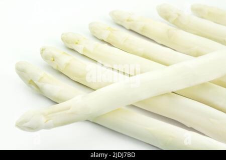 Frischer Spargel auf weißem Hintergrund Nahaufnahme Stockfoto