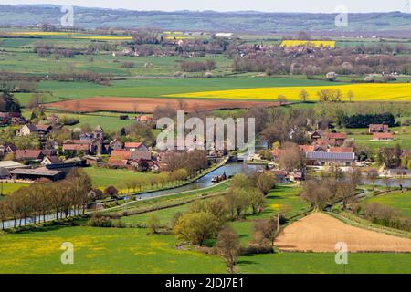 Chateauneuf, Frankreich, 17. April 2022. Luftaufnahme des Chateauneuf en Auxois und des Vandenesse-Kanals Stockfoto