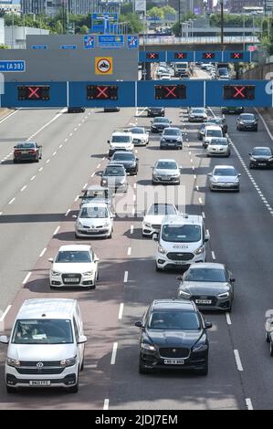 A38M Aston Expressway, Birmingham, England, 21. Juni 2022. Pendler stecken im Rush-Hour-Rennen, um nach Hause zu kommen, in riesigen Rückständen fest, nachdem die Bahnarbeiter in den britischen Netzen für eine Lohnerhöhung von 7 Prozent streikten. Der Verkehr aus der Stadt auf dem A38M Aston Expressway in Richtung Spaghetti Junction und der M6 war wie Sardinen zusammengepackt. PIC by Credit: Stop Press Media/Alamy Live News Stockfoto