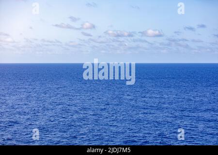 Tiefblaues Karibisches Meer - Blick vom Kreuzschiff Scarlet Lady Stockfoto