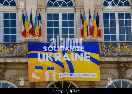 Nancy, Frankreich, 18. April 2022. Solidarität mit der Ukraine im Krieg mit Russland. Fassade des Rathauses von Nancy Stockfoto