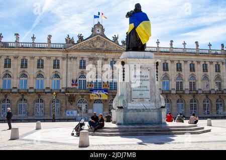 Nancy, Frankreich, 18. April 2022. Solidarität mit der Ukraine im Krieg mit Russland. Statue von Stanilas mit ukrainischer Flagge. Stockfoto