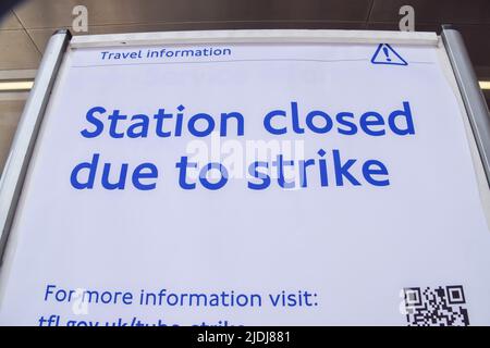 London, Großbritannien. 21.. Juni 2022. Das Schild „Bahnhof wegen Streik geschlossen“ an der U-Bahnstation King's Cross St Pancras, da der größte landesweite Eisenbahnstreik seit 30 Jahren Großbritannien trifft. Stockfoto