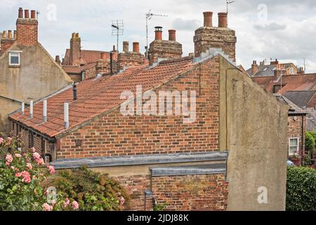 Schornsteine und Schächte auf Dächern in York, England, Großbritannien Stockfoto