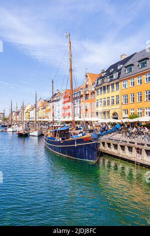 Ein altes Fischerboot „Wotan“, das in Nyhavn, der farbenfrohen 17.-Jahrhundert-Kanalpromenade in Kopenhagen, Dänemark, vertäut ist. Stockfoto