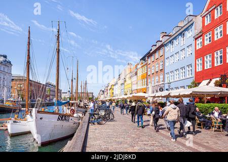 Cafés im Freien in Nyhavn, der farbenfrohen 17.-Jahrhundert-Kanalpromenade in Kopenhagen, Dänemark. Stockfoto