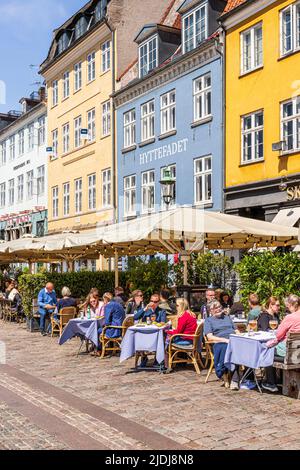 Cafés im Freien in Nyhavn, der farbenfrohen 17.-Jahrhundert-Kanalpromenade in Kopenhagen, Dänemark. Stockfoto