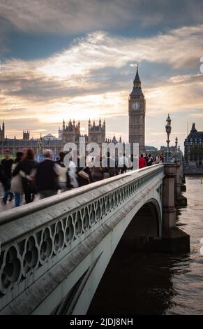 Pendler Rush Hour, Big Ben, London. Büroangestellte, die sich über die Westminster Bridge mit dem Wahrzeichen Londons in der Ferne auf den Weg machen. Stockfoto