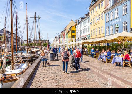 Cafés im Freien in Nyhavn, der farbenfrohen 17.-Jahrhundert-Kanalpromenade in Kopenhagen, Dänemark. Stockfoto