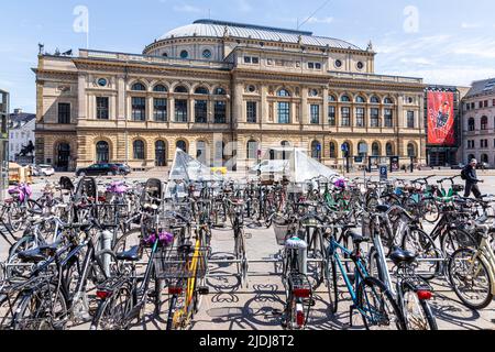 Viele Fahrräder parkten vor dem Königlichen Dänischen Theater (Kongelige Teater) in Kopenhagen, Dänemark. Stockfoto