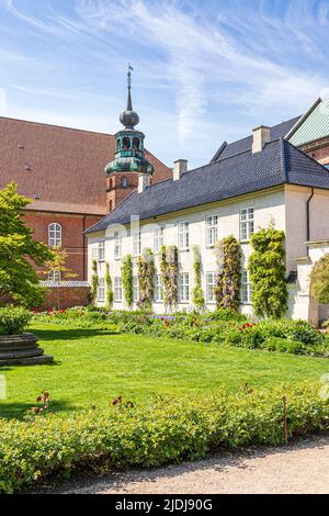 Ein traditionelles Gebäude im Garten der Königlichen Bibliothek (Det Kongelige Biblioteks have) in Kopenhagen, Dänemark. Stockfoto