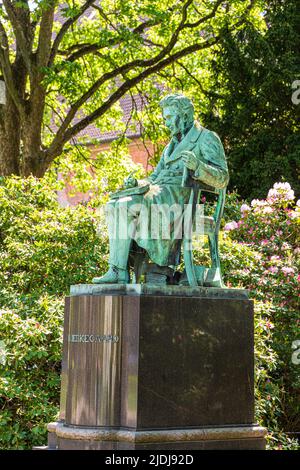 Eine Statue des dänischen Theologen und Philosophen Søren Aabye Kierkegaard im Garten der Königlichen Bibliothek (Det Kongelige Biblioteks have) in Kopenhagen Stockfoto