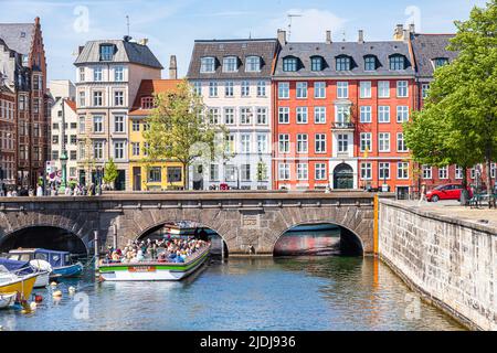 Ein Touristenboot, das unter der Stormbro-Brücke vorbeifährt, die die Verbindung zwischen dem Slotsholmen-Kanal und dem Frederiksholm-Kanal in Kopenhagen, Dänemark, markiert. Stockfoto