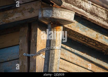 Metallrinne auf dem Dach eines Wohnhauses Stockfoto